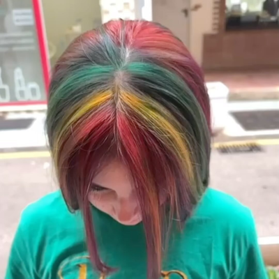 pelo con mechas de colores