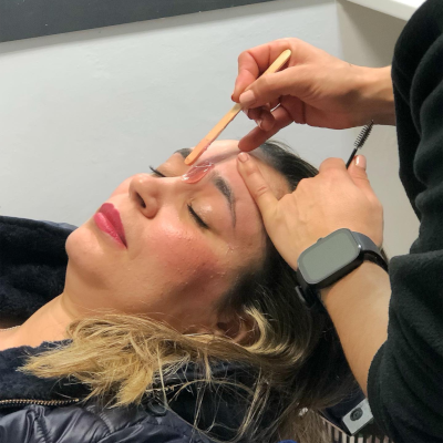 limpieza facial a una clienta