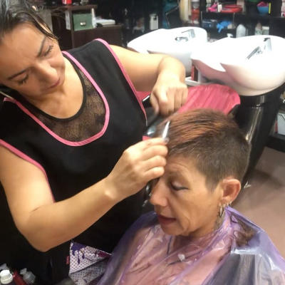 peluquera cortando el pelo a clienta