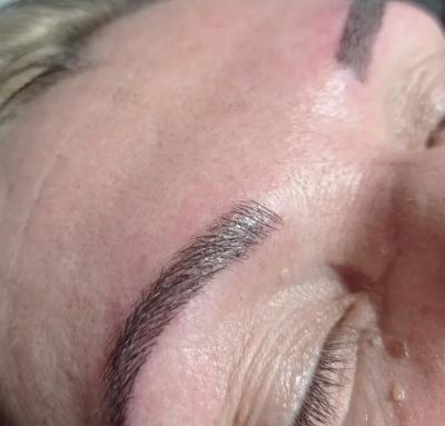 primer plano de unas cejas depiladas