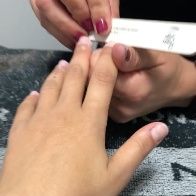 primer plano de unas manicuras
